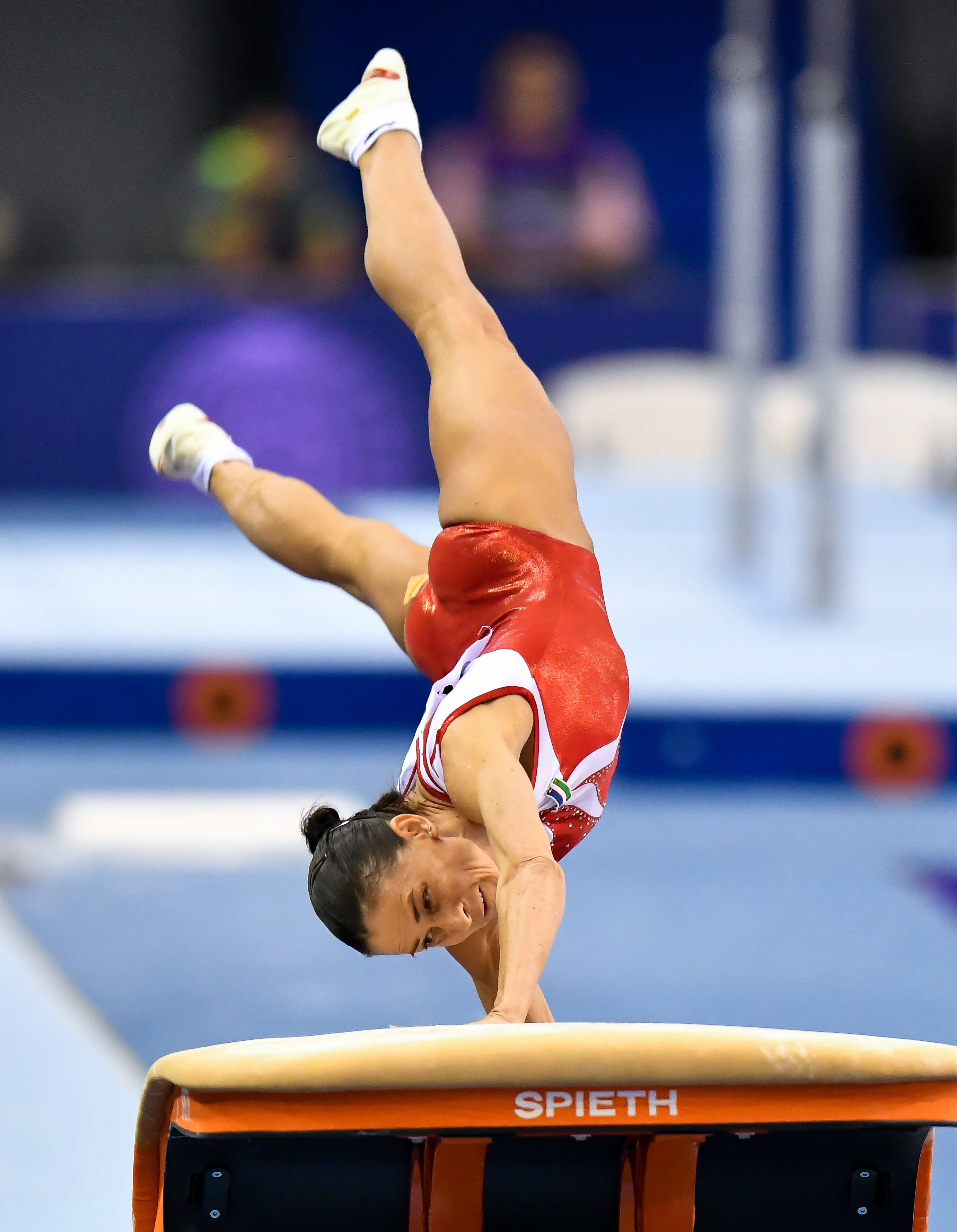 包含体操球员突破自我，表现堪称完美的词条