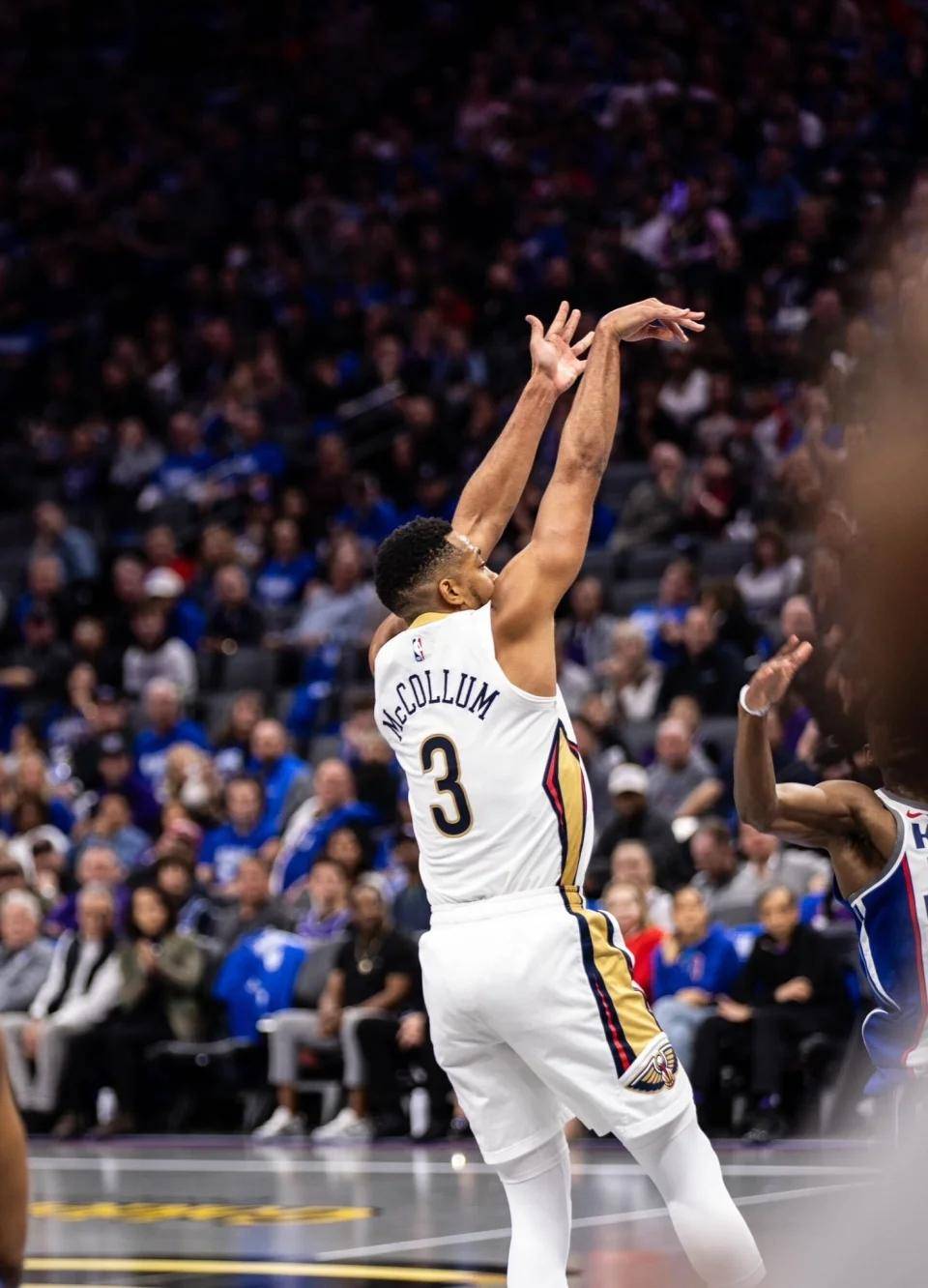 太阳轻取鹈鹕,麦科勒姆高光表现 太阳轻取鹈鹕,麦科勒姆高光表现