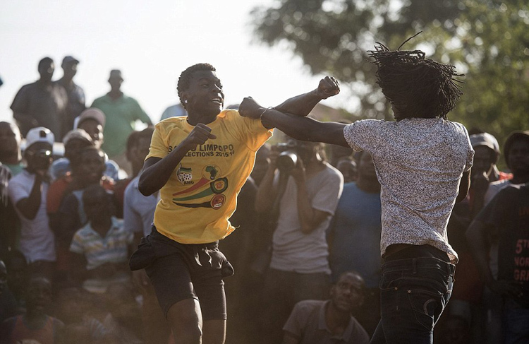 南非代表队在拳击比赛中获得头名 南非代表队在拳击比赛中获得头名