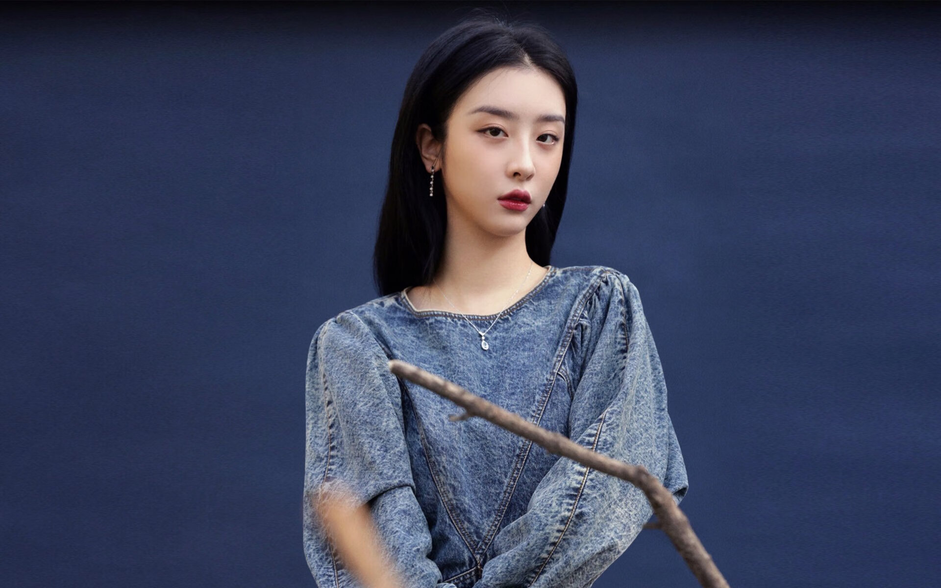 「孤星领航」维斯塔潘独力擎天,雷诺车队逆境中力克红牛二队