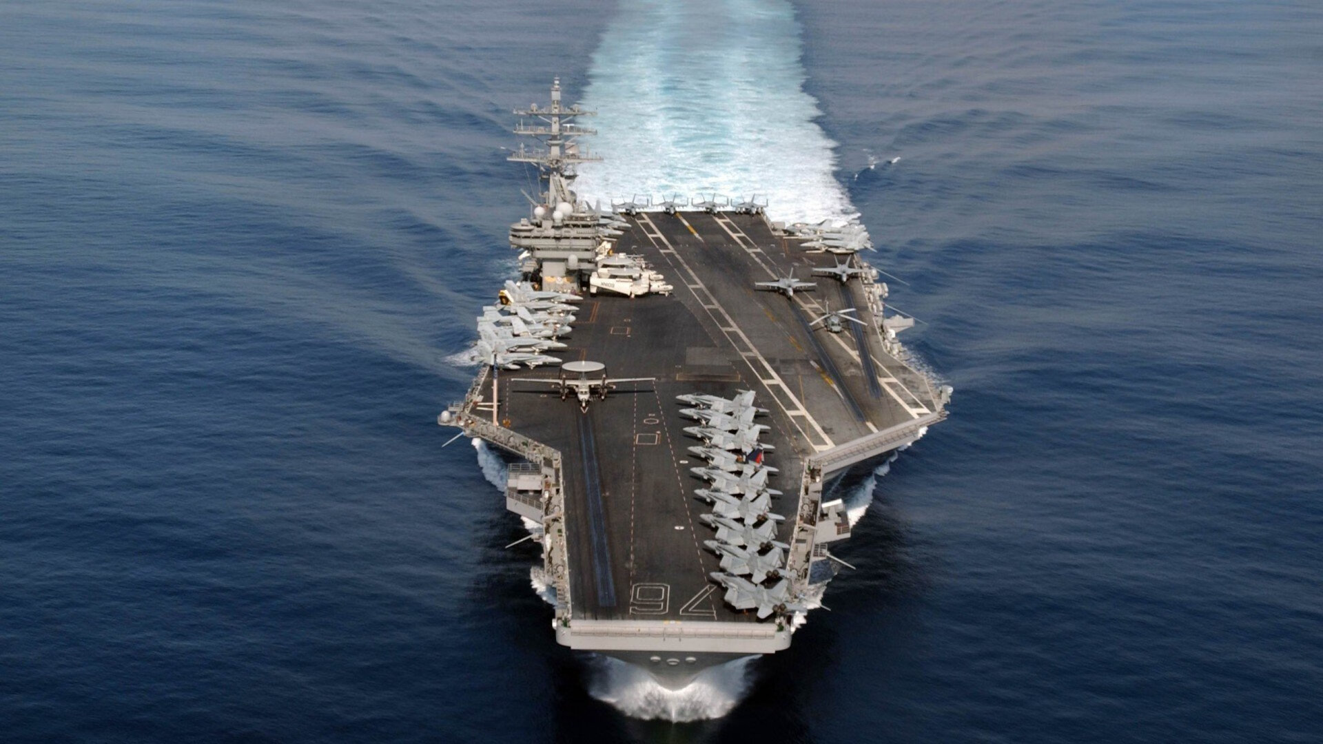 铁腰调度如棋手，链式防守锁飞翼